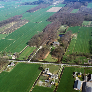 842222 Luchtfoto van huis Leeuwenburgh met het omliggende park (Langbroekerdijk 39) te Driebergen-Rijsenburg, vanuit ...